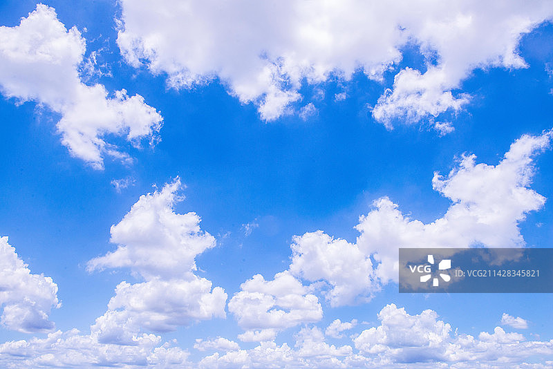 蓝天云层的低角度视图图片素材