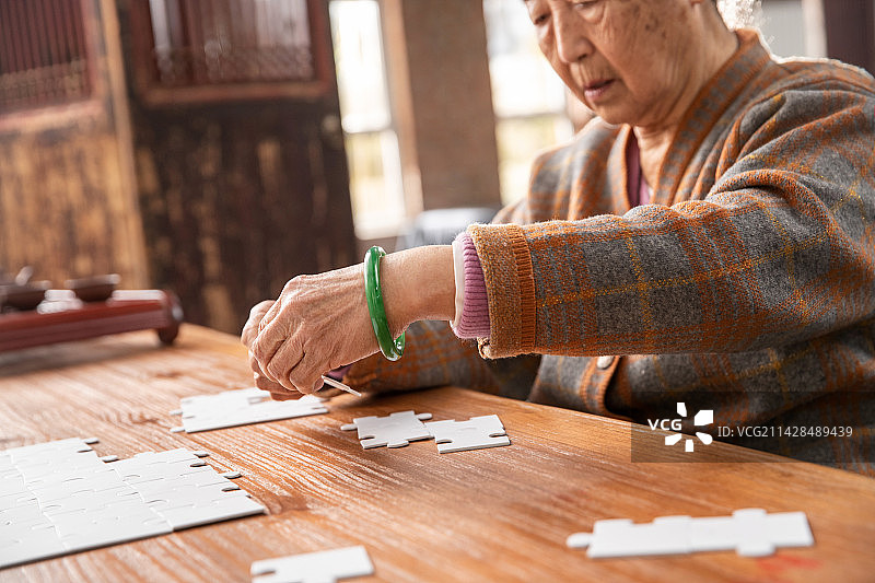 老年人玩拼图游戏图片素材