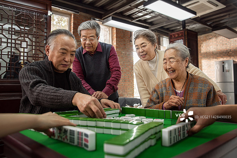 幸福的老年人打麻将图片素材