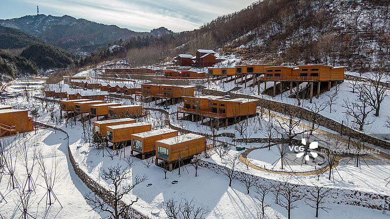 航拍山谷里的雪后建筑图片素材