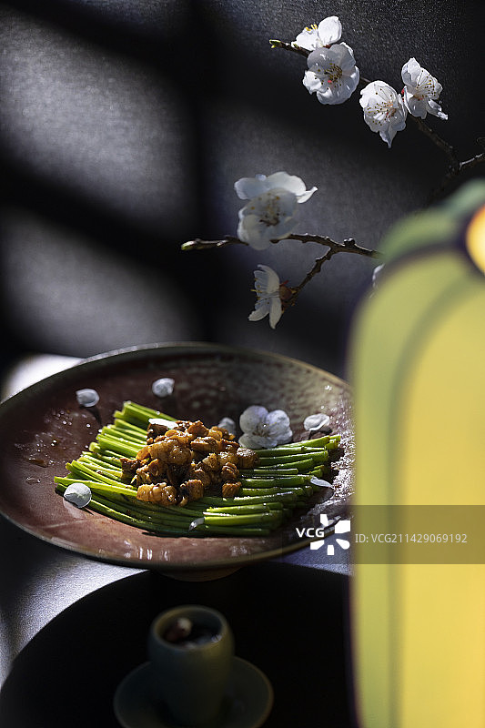 中华美食系列静物：蒿蒌菜——芦蒿炒肉丁、酒盅和樱花图片素材