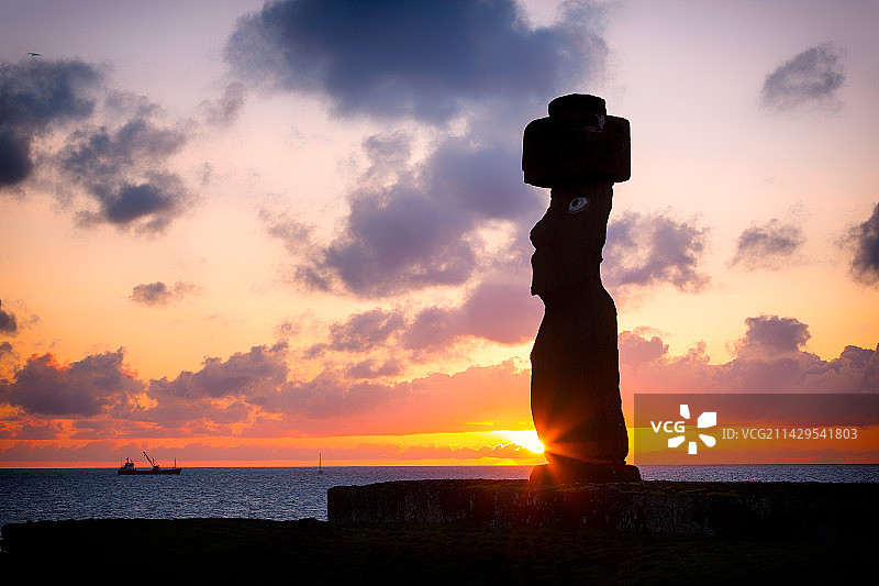 智利复活节岛海边神秘的摩艾石像图片素材