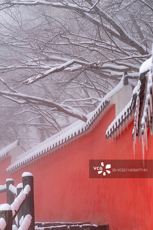 寺庙红色墙壁冬天雪景冰挂桃花楼梯图片素材