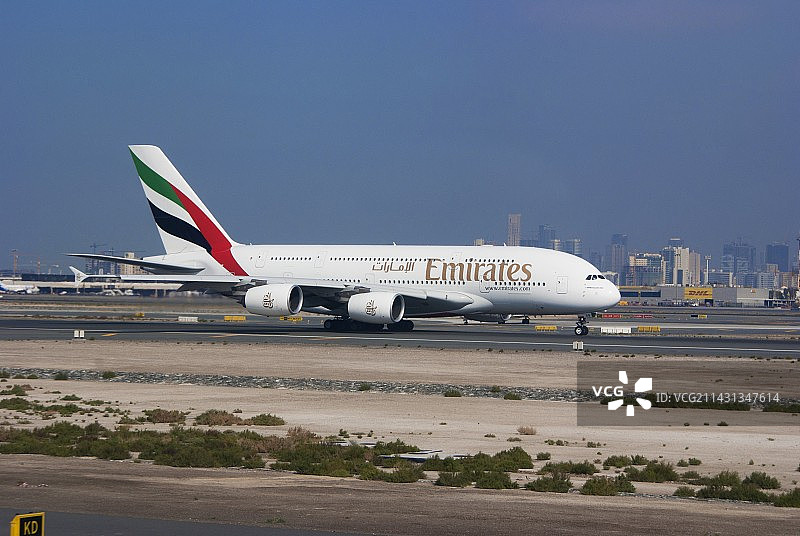 阿联酋航空空客A380在迪拜机场图片素材