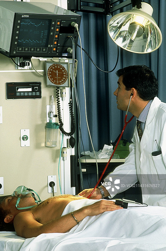 一名男性病人在重症监护室的医生图片素材