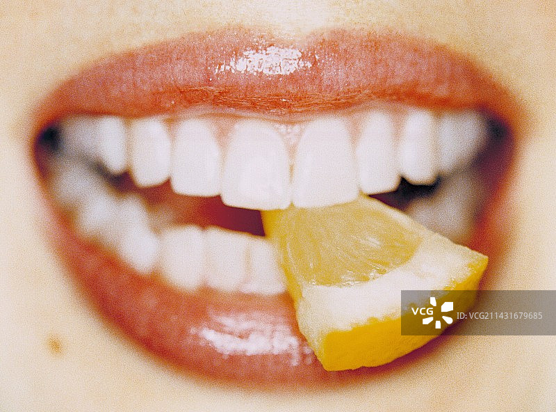 在牙齿间夹一片柠檬图片素材