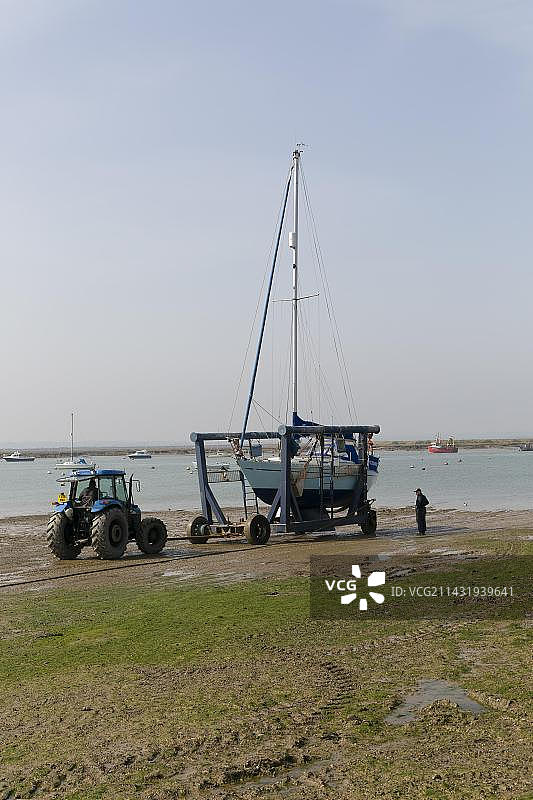 拖拉机下水船在摇篮，河黑水河口，西梅西，梅西岛，埃塞克斯，英国图片素材