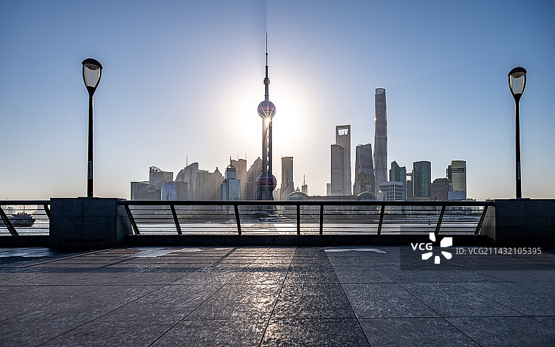 纯净蓝天下的上海外滩陆家嘴城市地标三件套建筑景观与城市道路滨水平台背景城市天际线都市风光图片素材