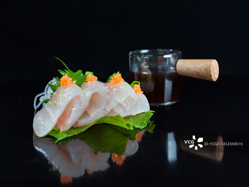 黑色背景下的日式鰤鱼刺身图片素材
