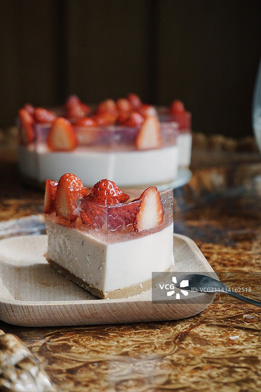 草莓果冻慕斯蛋糕图片素材