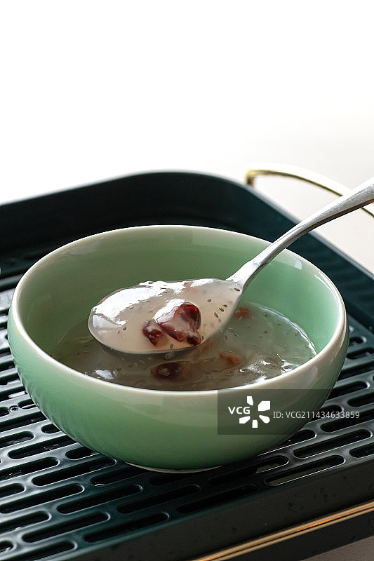 一碗混合果干和奇亚籽的藕粉图片素材