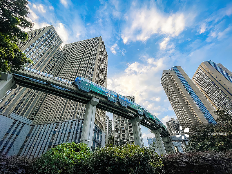 俯视重庆城市中穿行的轻轨图片素材