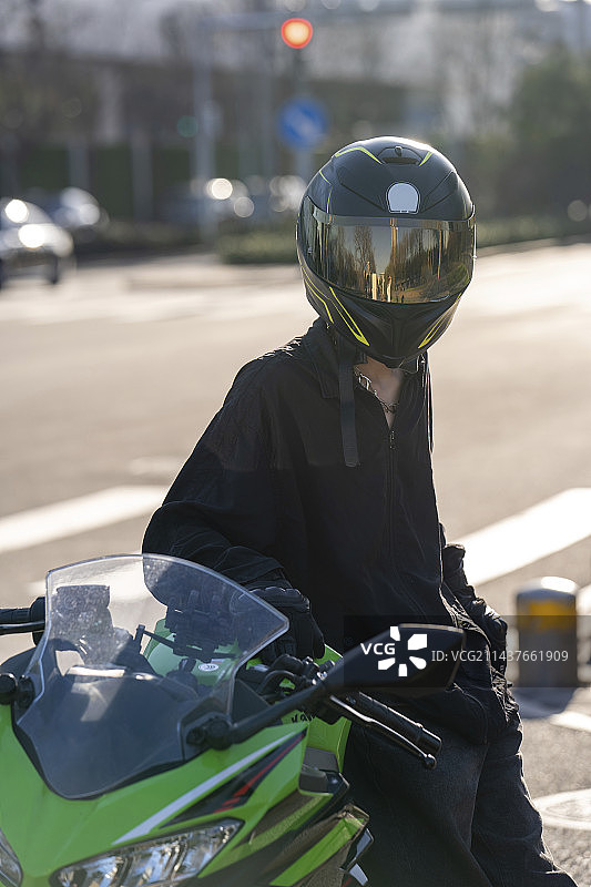 骑着摩托车的男青年图片素材
