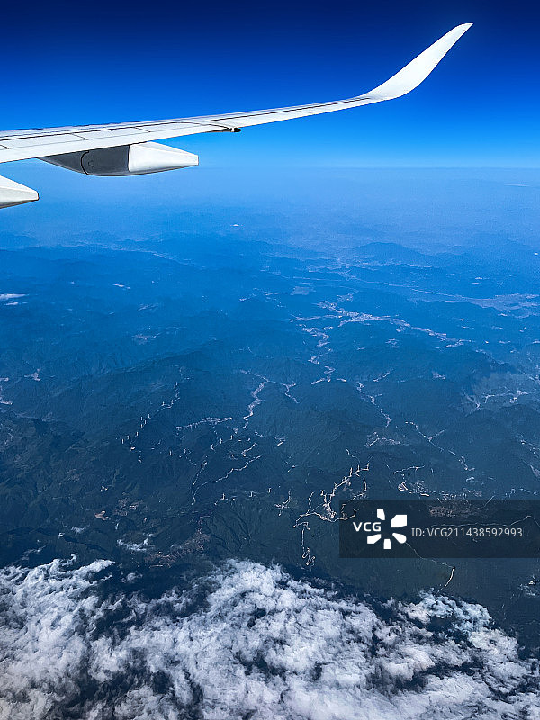 在飞机里通过舷窗的白云和大地图片素材