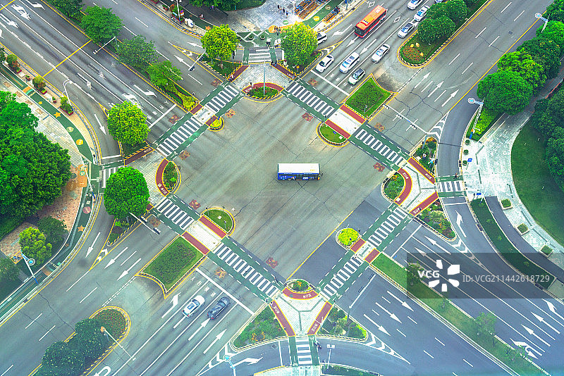 俯瞰城市的交通枢纽图片素材