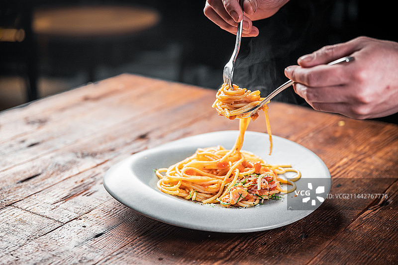 餐桌上盘子里的意大利面图片素材