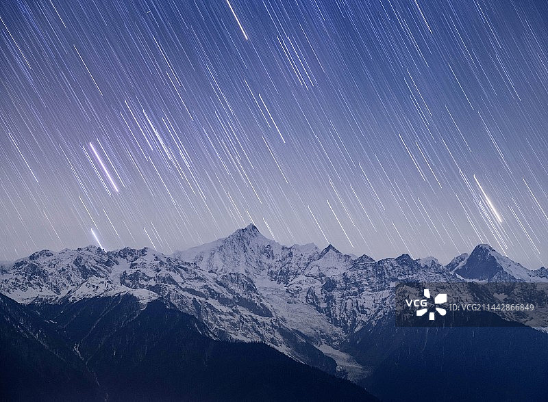 梅里雪山的夜空图片素材