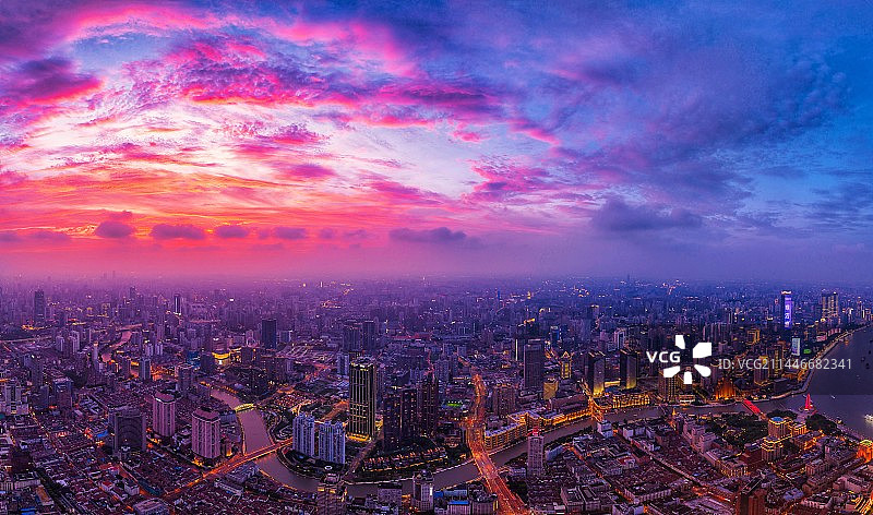 2023.7.23上海苏州河畔火烧云日落图片素材