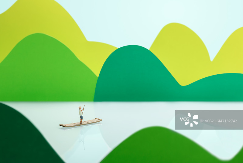 微缩创意剪纸绿水青山与竹筏图片素材