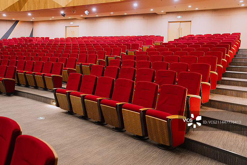 没有人的剧场里面的红色椅子图片素材