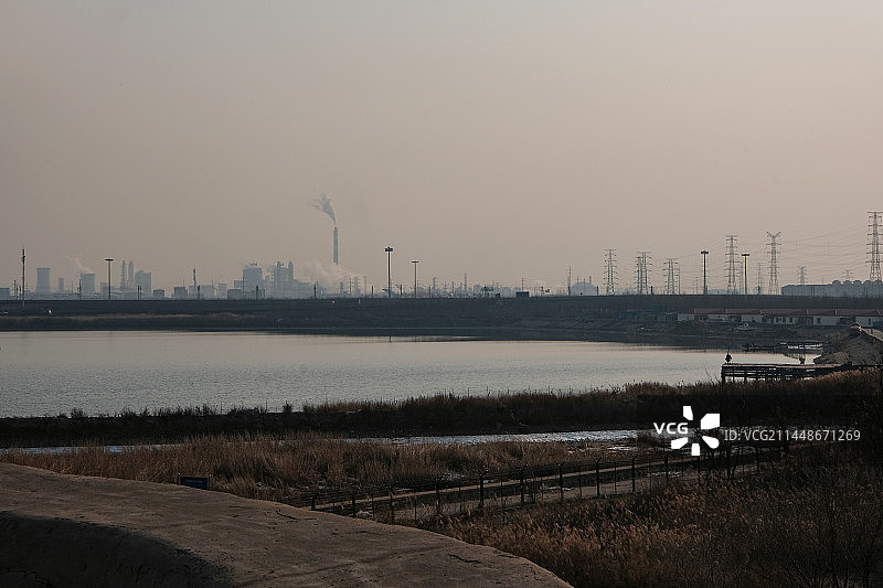 冬天河对岸的工业区图片素材