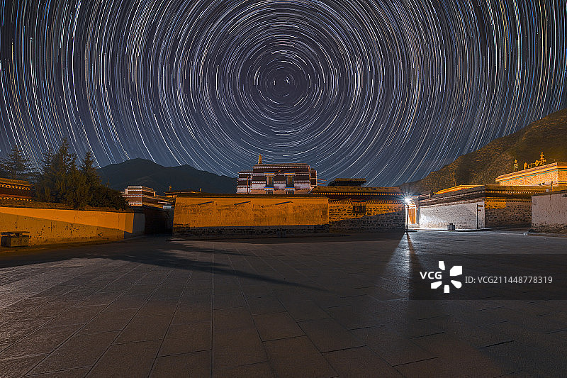 甘肃省甘南藏族自治州拉不楞寺美丽夜色图片素材