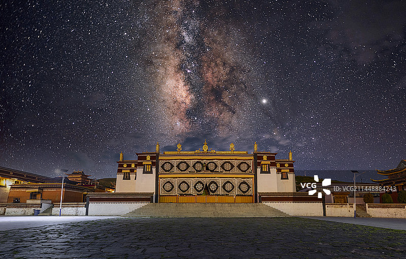 甘肃省甘南藏族自治州米拉日巴佛阁星空图片素材