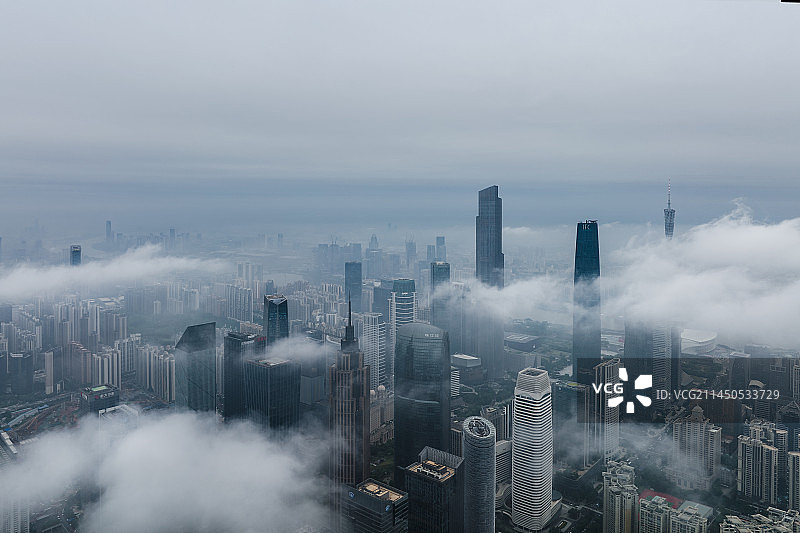航拍早晨云雾弥漫的广州珠江新城CBD图片素材