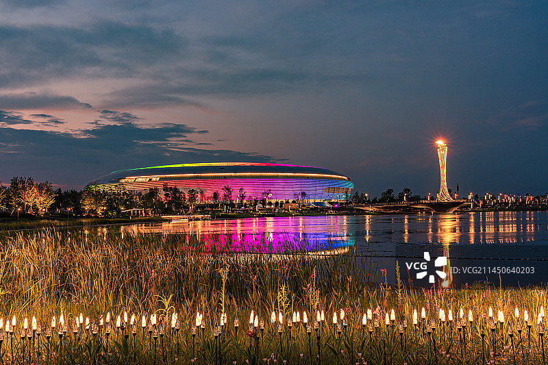 成都大运会东安湖体育公园火炬塔夜景图片素材