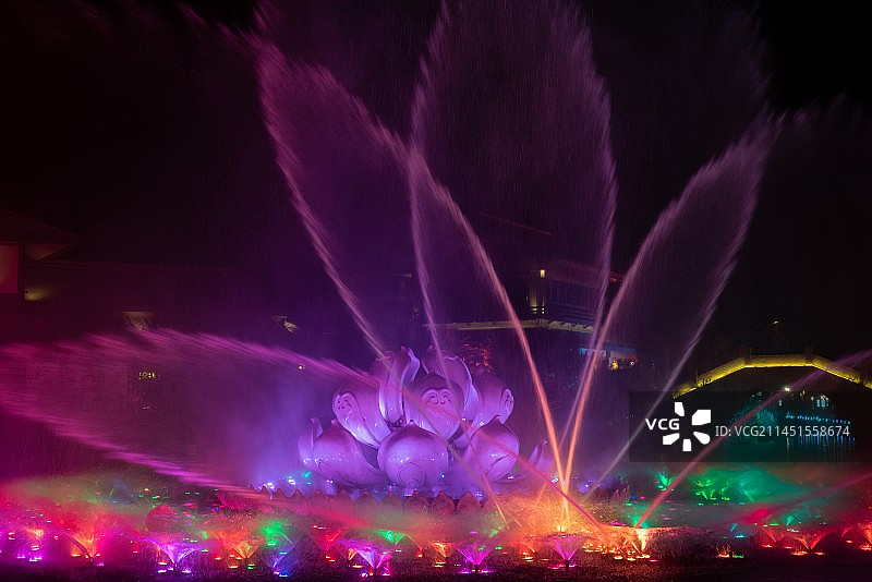 夜色中的无锡拈花湾香悦花街花开五叶喷泉表演和夜景，心灵度假地图片素材