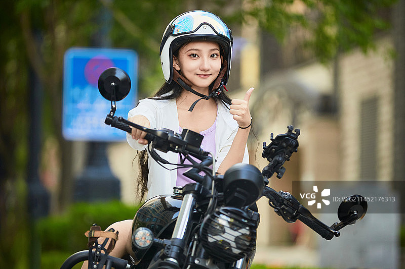 骑复古摩托车的中国少女图片素材
