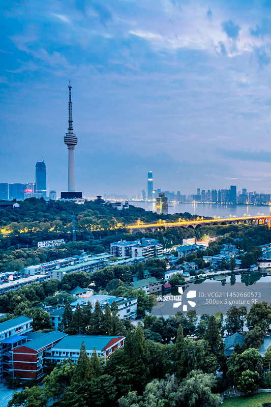 中国湖北武汉龟山电视塔和长江大桥夜景图片素材