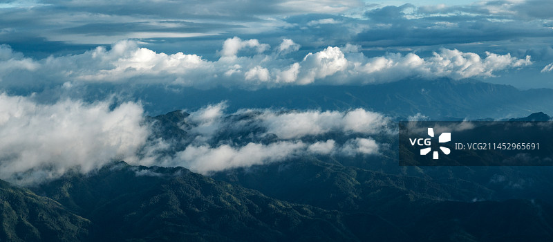 航拍高山和白云图片素材