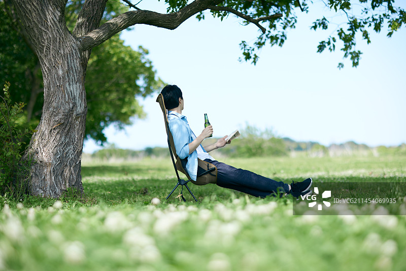 一名日本男子在城市公园休息图片素材