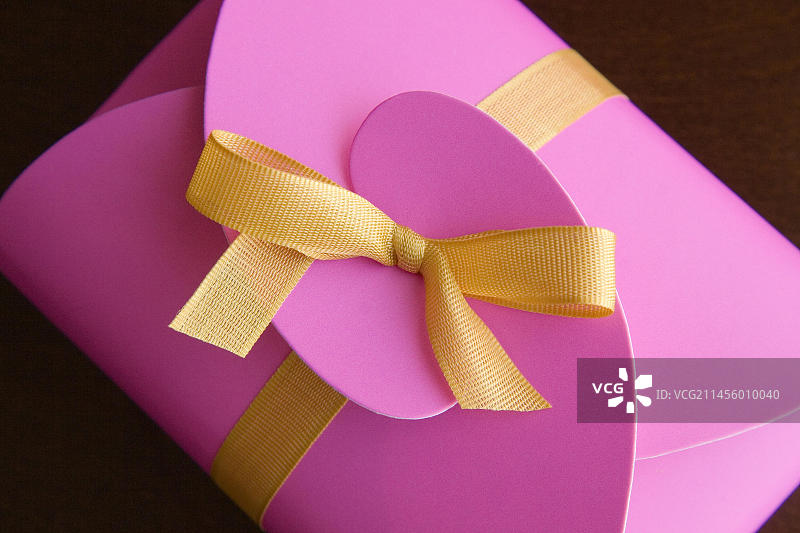 粉红色礼盒，金色蝴蝶结图片素材