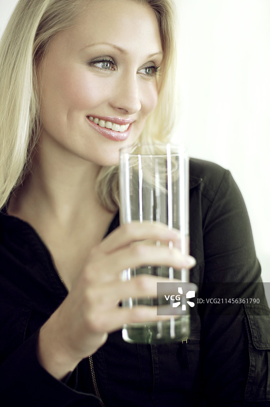 喝一杯水的女人图片素材