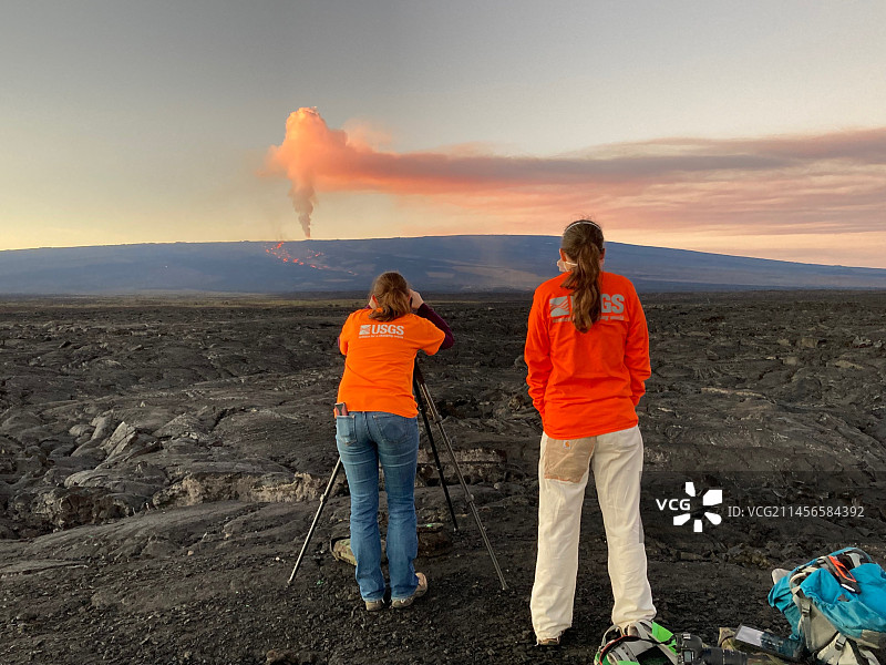 科学家监测熔岩流，莫纳罗亚，夏威夷，美国图片素材