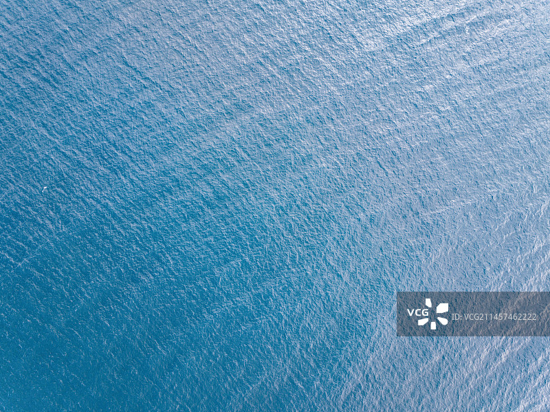 航拍蓝色的海面背景肌理图片素材