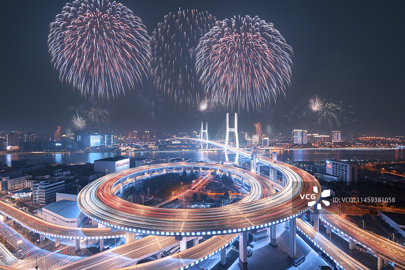 上海市黄浦区南浦大桥下班高峰期车轨夜景图片素材