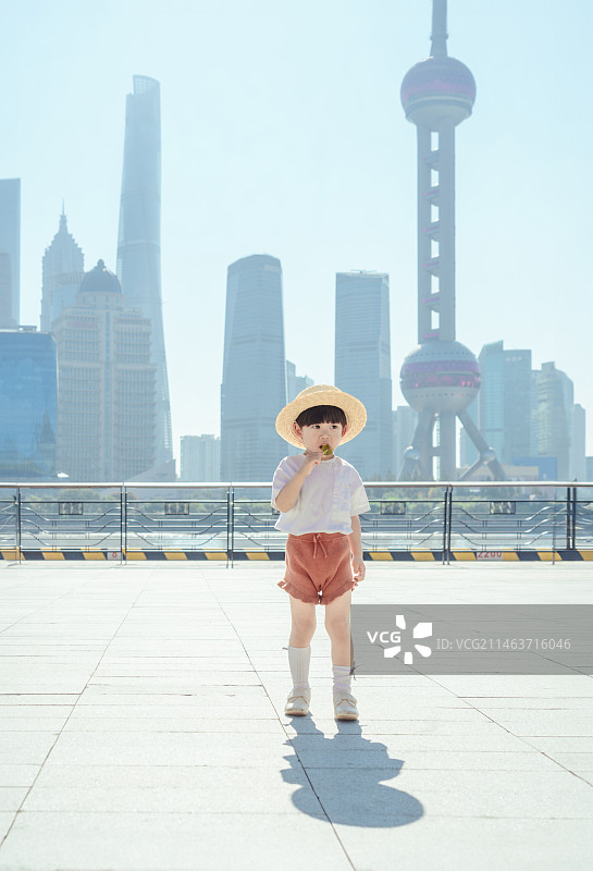上海城市天际线滨江大道处的时尚男孩图片素材