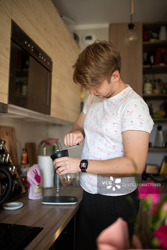 波兰，一名男子在厨房准备咖啡图片素材