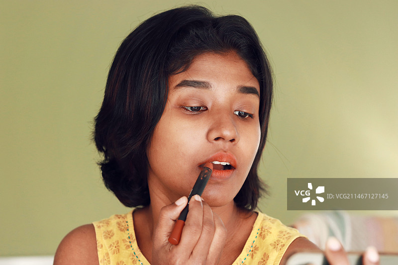 印度喀拉拉邦Thiruvananthapuram，一名妇女化妆的特写图片素材