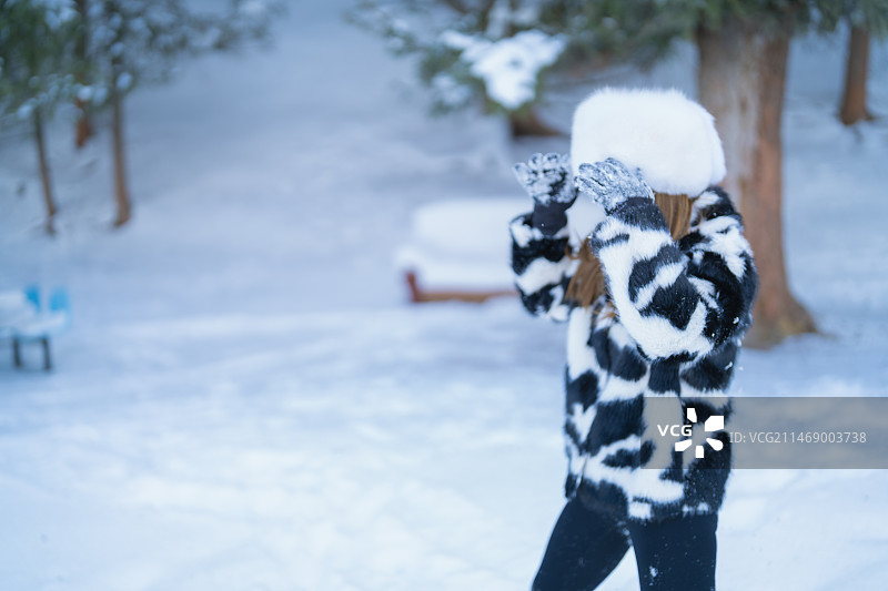 雪中 美女 东方人像 冬季  户外肖像 运动图片素材