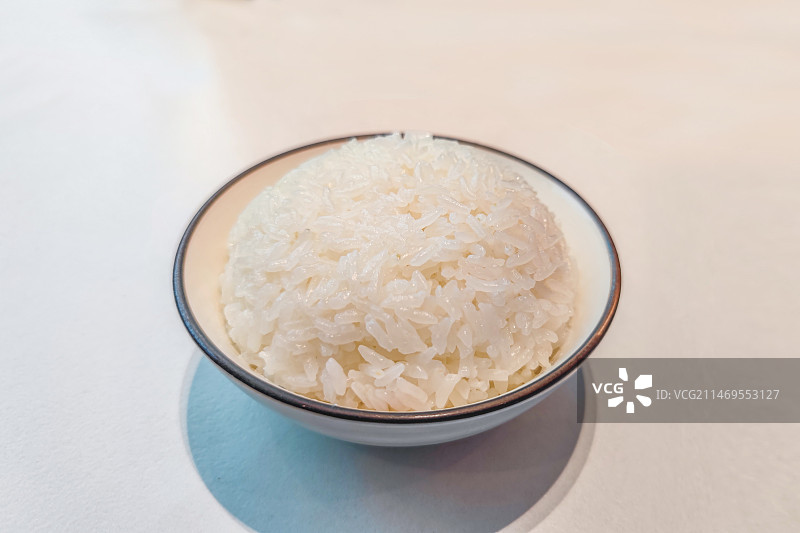 一碗米饭孤立在白色背景上图片素材