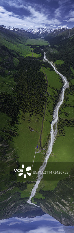 绝美风光献给2024。从木扎尔特冰川起源，穿过整个夏塔峡谷的夏塔河180度全景展开图片图片素材