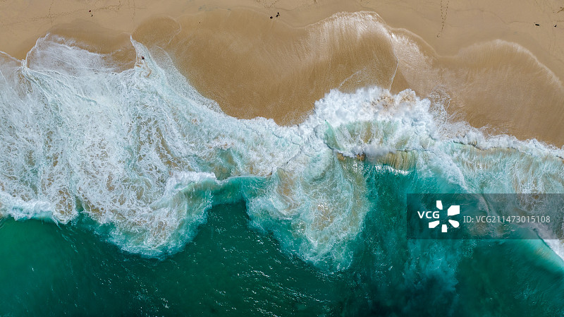 鸟瞰印度尼西亚巴厘岛清澈的绿松石海浪和沙滩图片素材