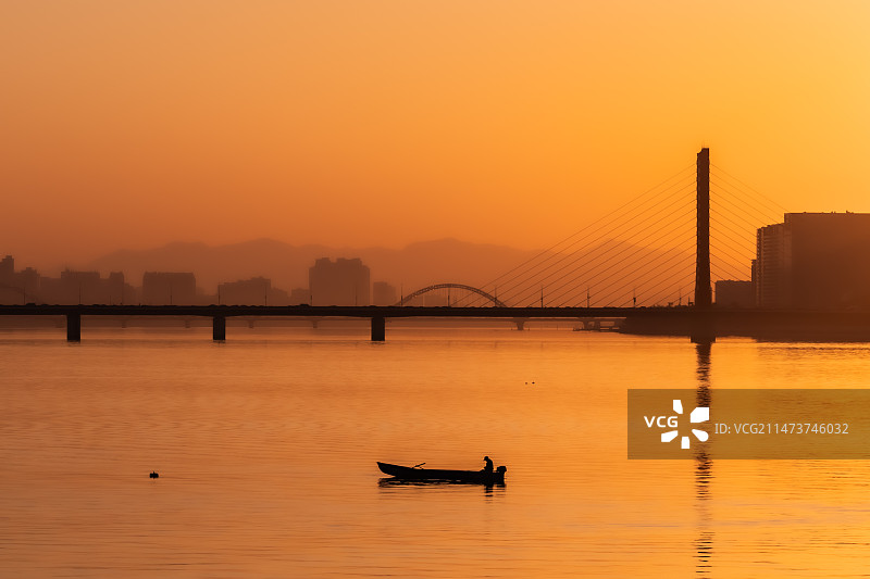 夕阳下海天桥的剪影图片素材