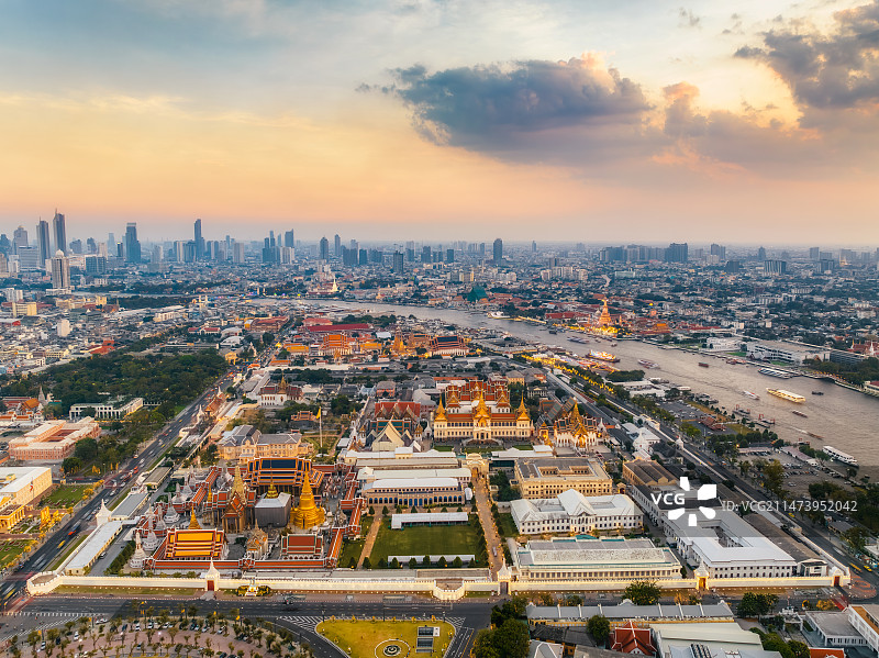 泰国曼谷大皇宫（玉佛寺）与湄南河畔郑王庙日落航拍图片素材