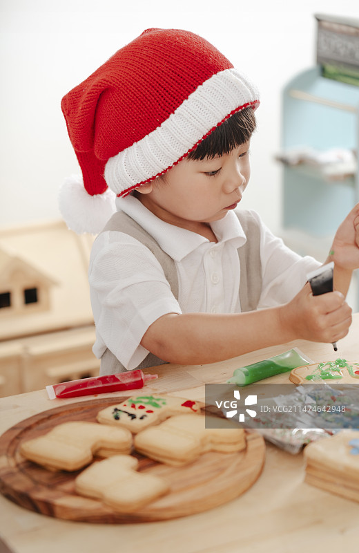 圣诞小男孩圣诞节给santa的饼干裱花图片素材