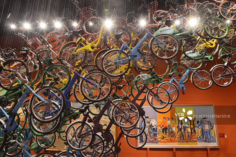 美术馆中的自行车艺术图片素材